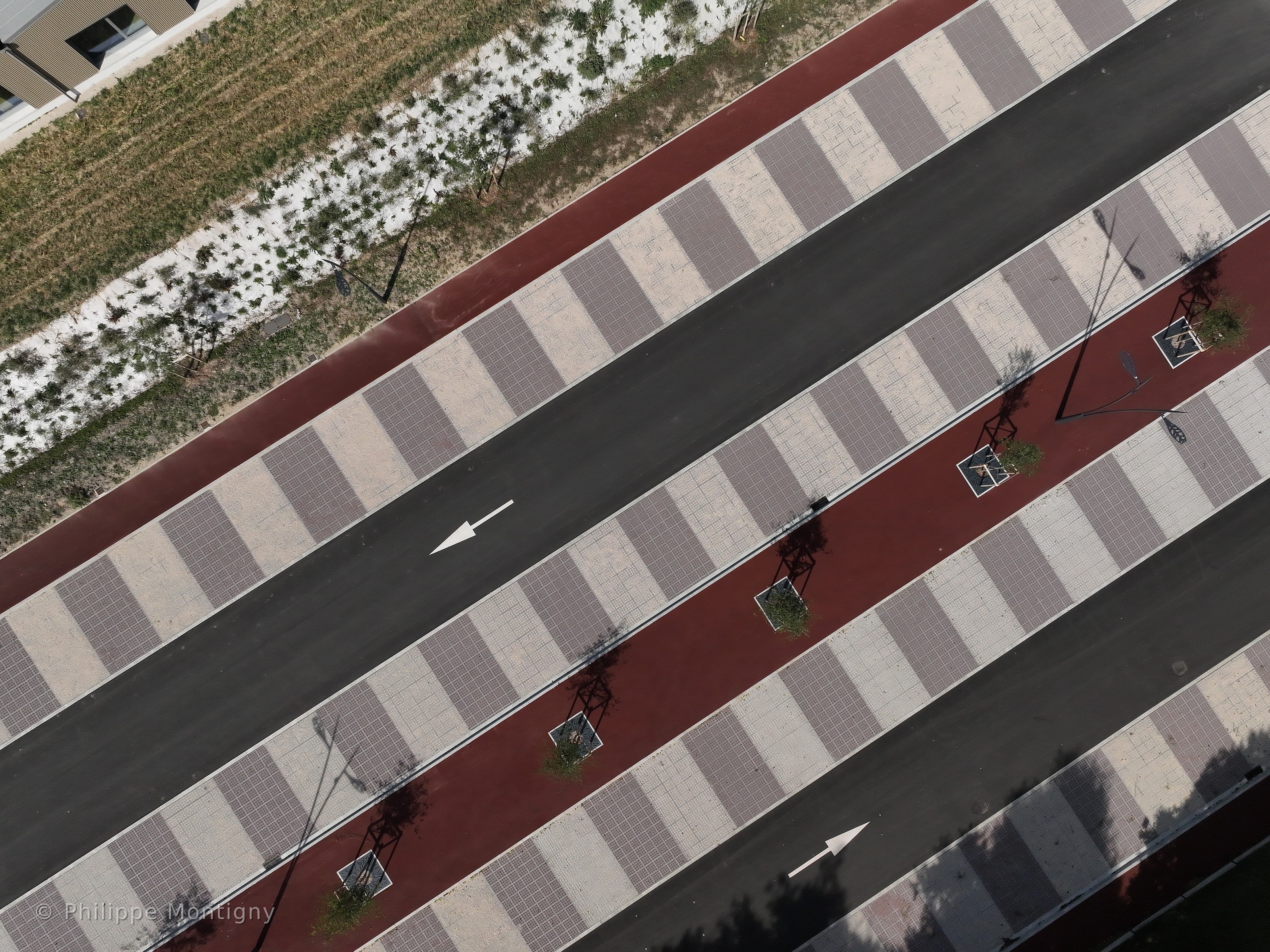 Vue aérienne d'aménagements urbains et de stationnements