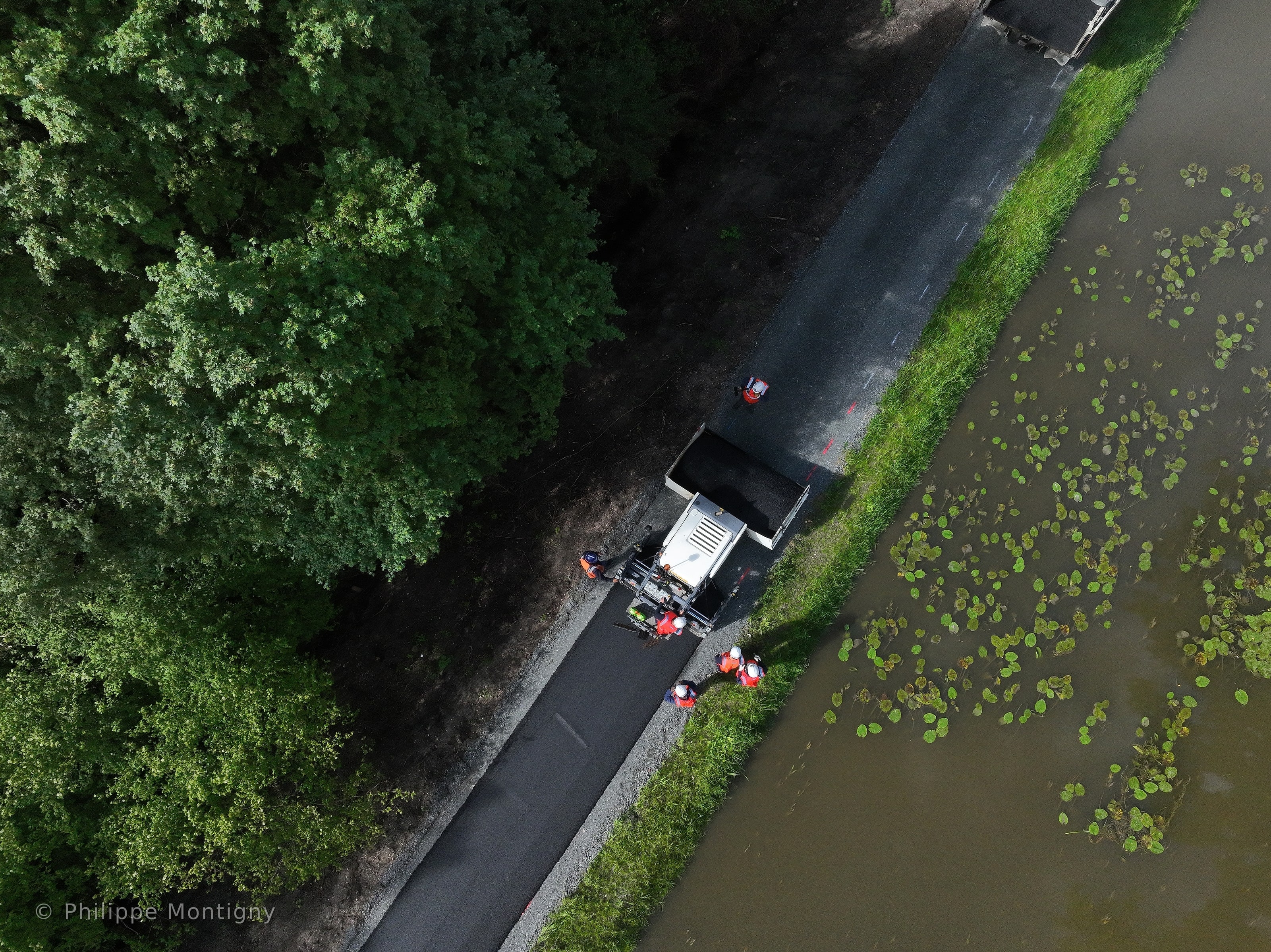 Vue drone d'un chantier routier en bord d'étang