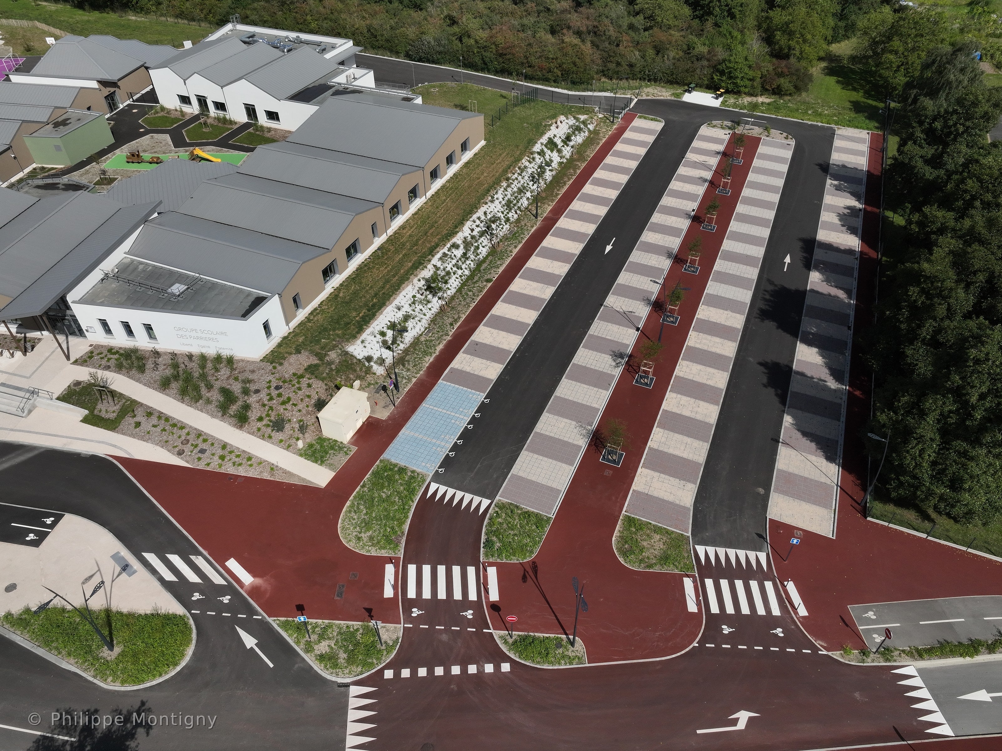 Vue aérienne d'un parking et d'un bâtiment neuf