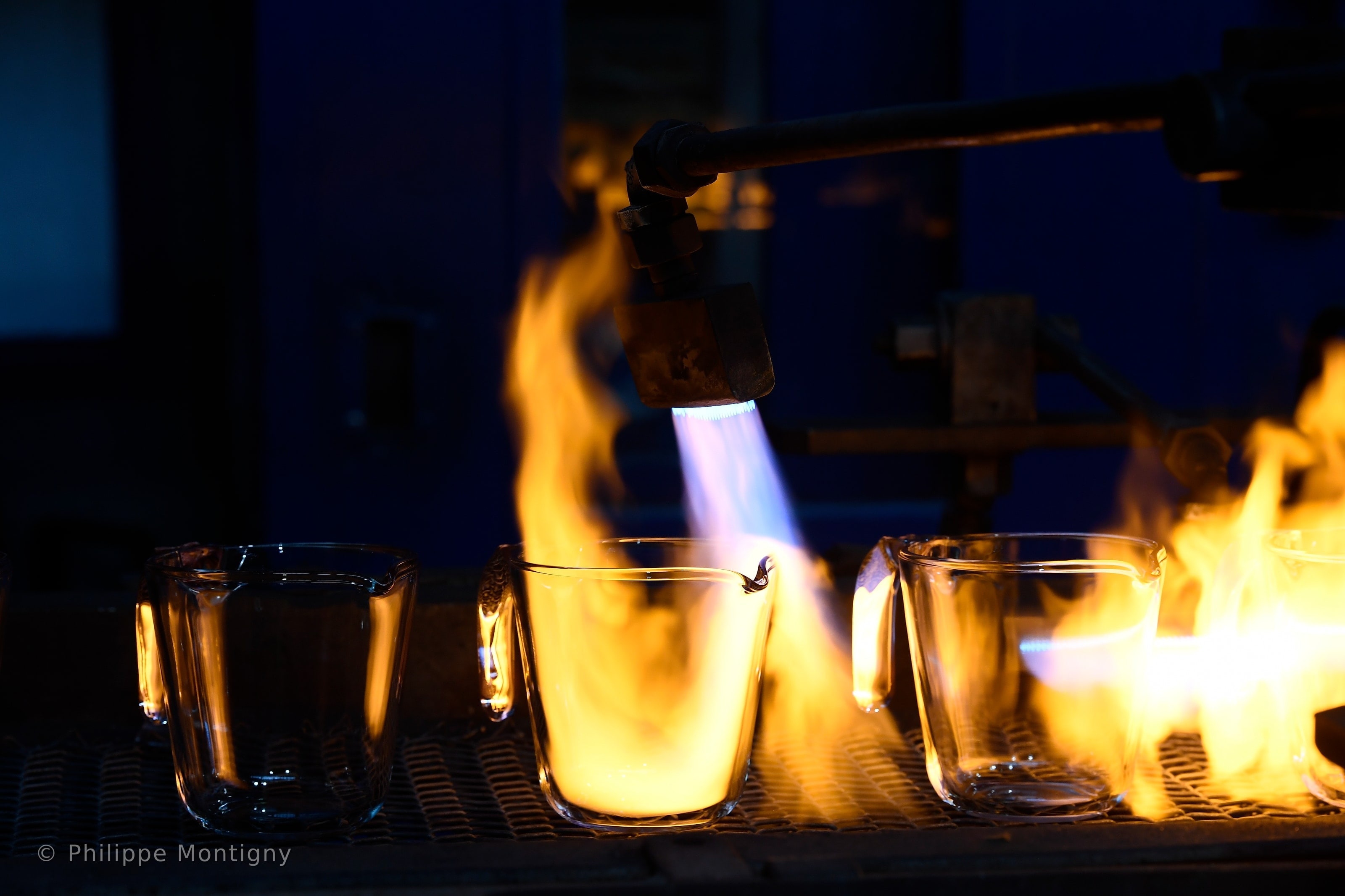 Travail du verre chaud sur ligne de production