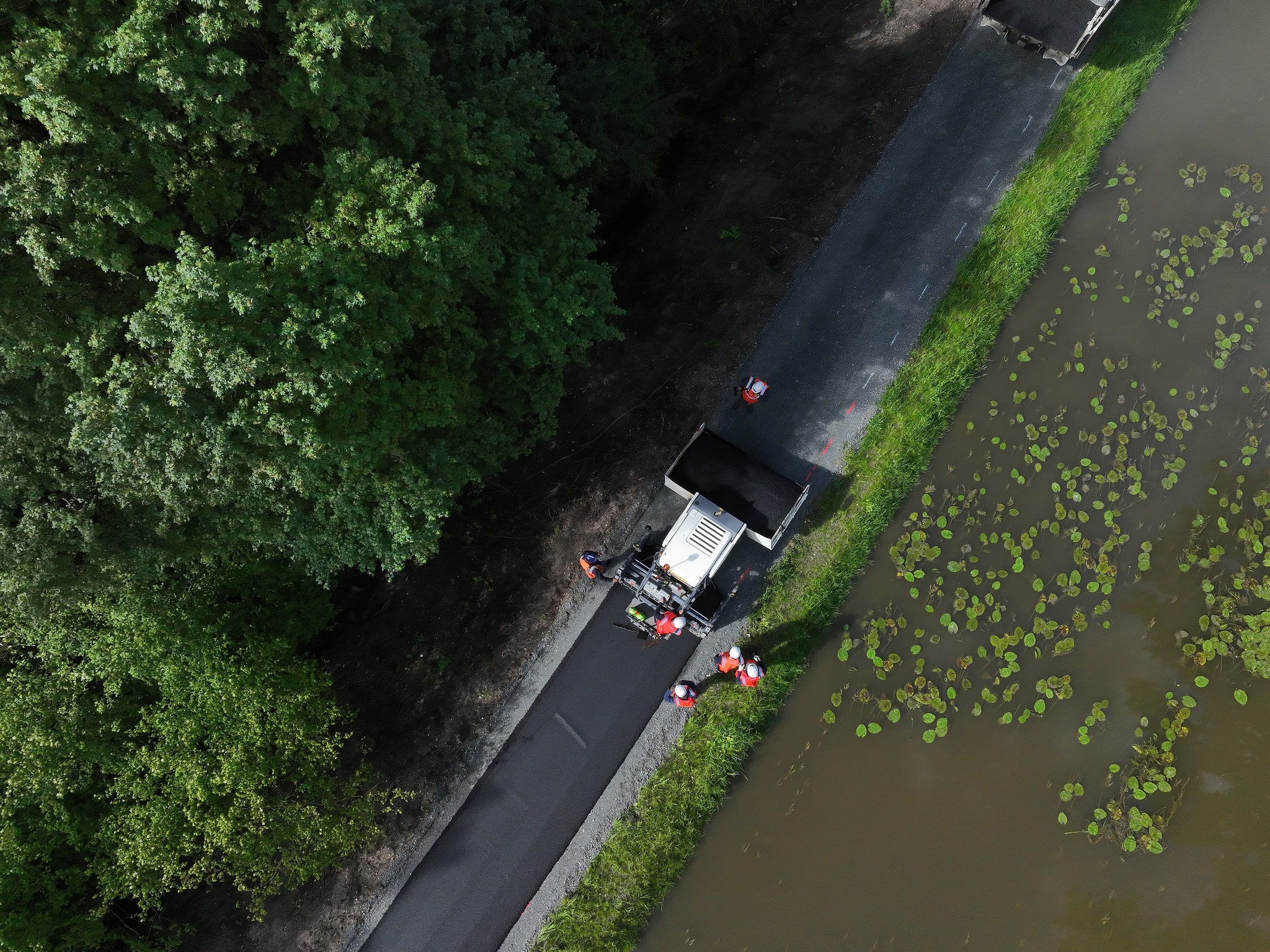 Vue drone d'un chantier routier en bord d'étang