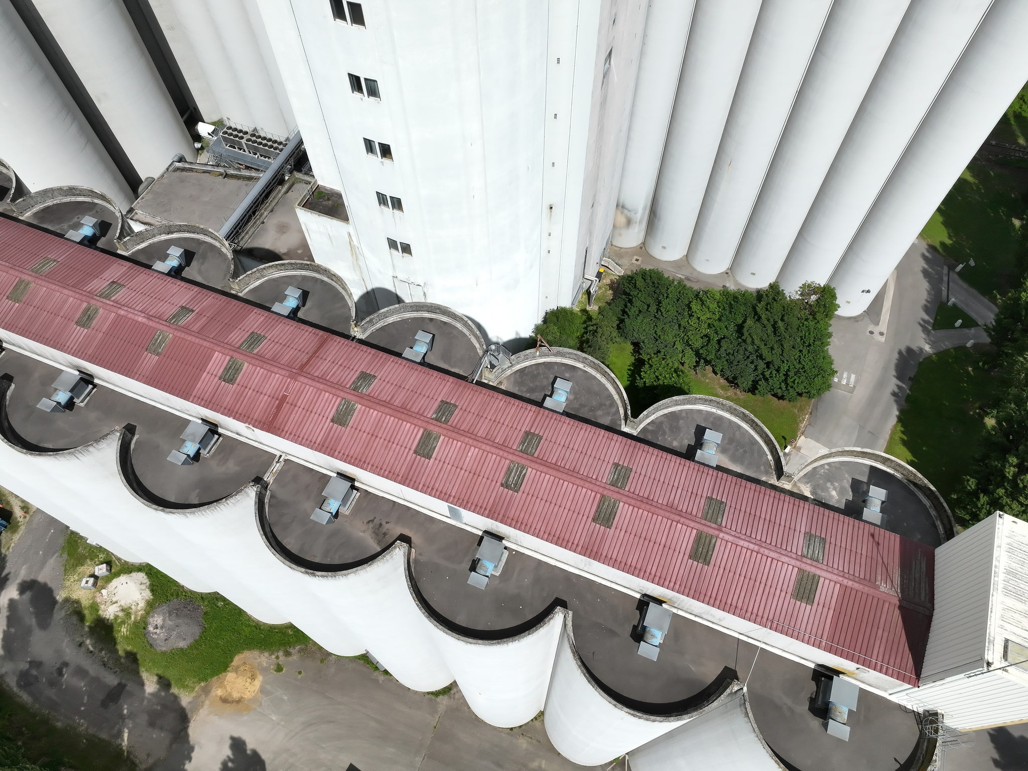 Vue aérienne de silos industriels
