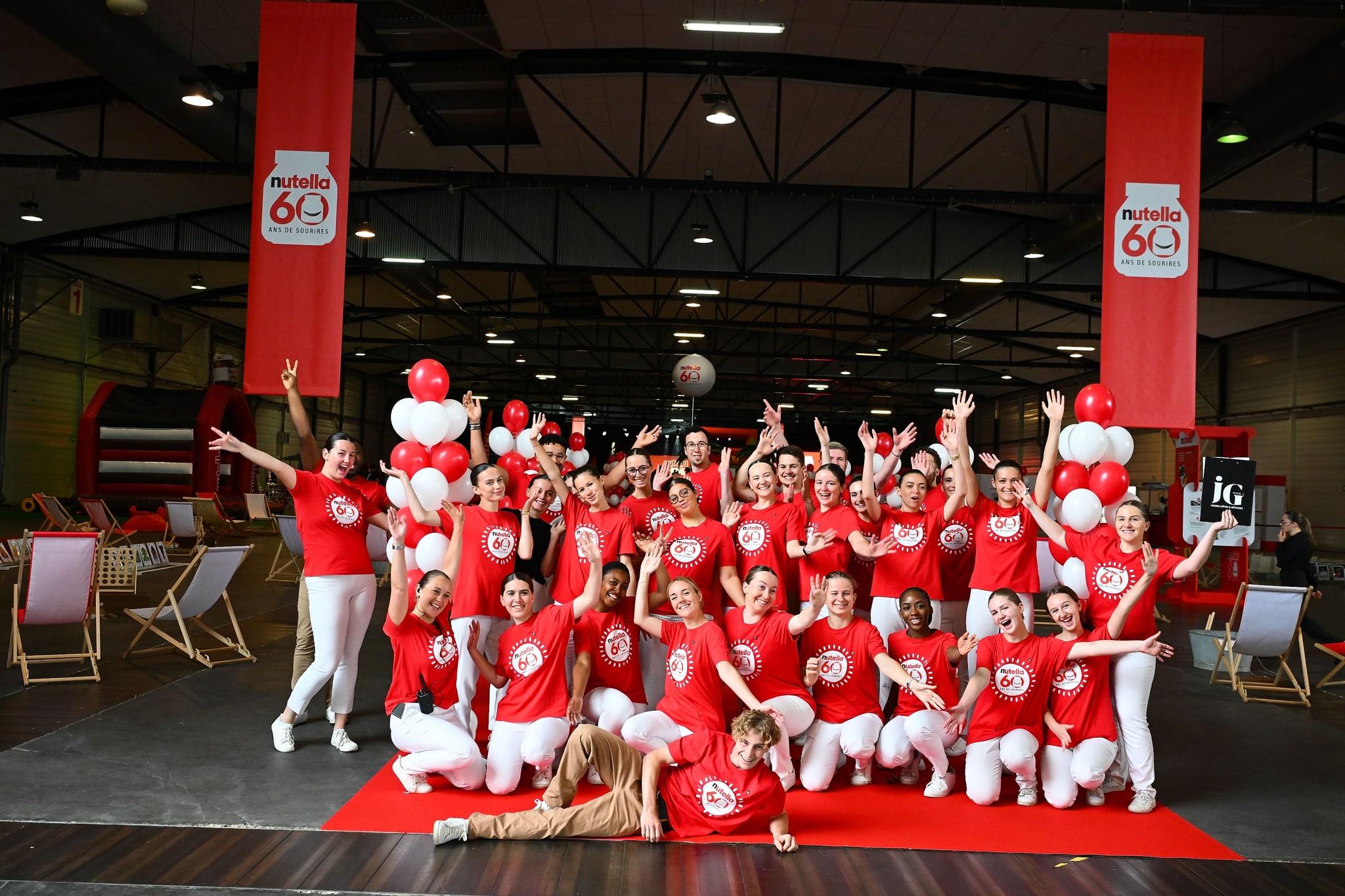 Photo de groupe des équipes lors d'un anniversaire d'entreprise